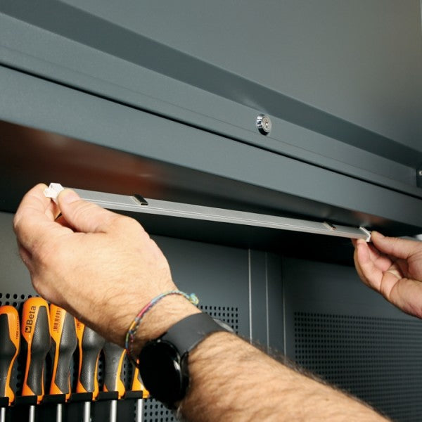 Beta Profilo in alluminio con strip LED ed interruttore SOFT TOUCH per arredo officina RSC50